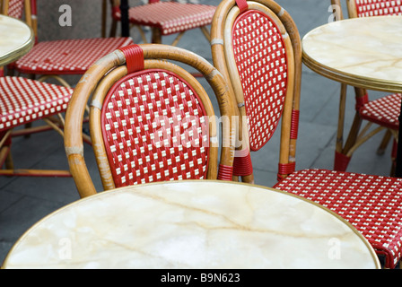 Korbsessel vor Café im Zentrum von Manchester UK Stockfoto