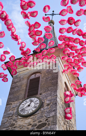 Der Kirchturm und Dekorationen in der Vorbereitung für die Fete in Villefranche de Lonchat, Frankreich. Stockfoto