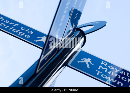 Niedrigen Winkel Nahaufnahme von Roadsign im Stadtzentrum von Manchester UK Stockfoto