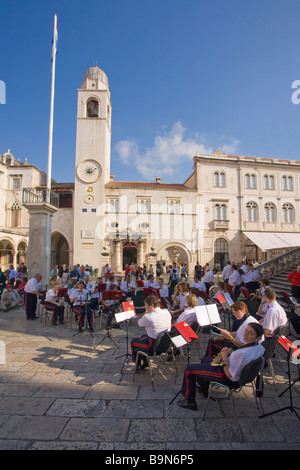 Brass Band spielt vor Glockenturm in der ummauerten Stadt von Dubrovnik im Sommersonnenschein dalmatinischen Küste Kroatien Europa Stockfoto