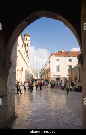 Blick durch Pile-Tor mit Touristen und Besucher flanieren Placa Stradun in der ummauerten Stadt von Dubrovnik Kroatien Stockfoto
