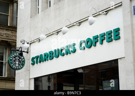 Starbucks Coffee-Shop melden Sie im Stadtzentrum von Manchester UK Stockfoto