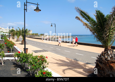 Strand und Promenade, Playa de Matagorda, Puerto del Carmen, Lanzarote, Kanarische Inseln, Spanien Stockfoto