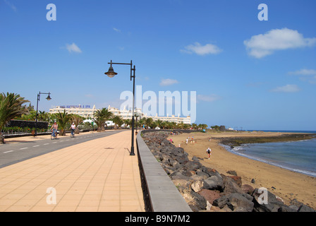 Strand und Promenade, Playa de Matagorda, Puerto del Carmen, Lanzarote, Kanarische Inseln, Spanien Stockfoto