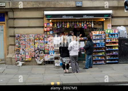 Menschen außerhalb einer kleinen Kiosk in Manchester City centre UK Stockfoto