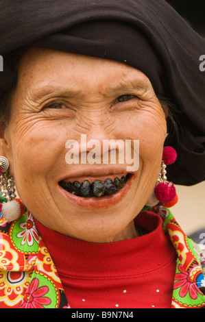 die schwarzen Zähne Frauenkopf schwarz Lu Bergvolk in Tam Duong Vietnam Stockfoto