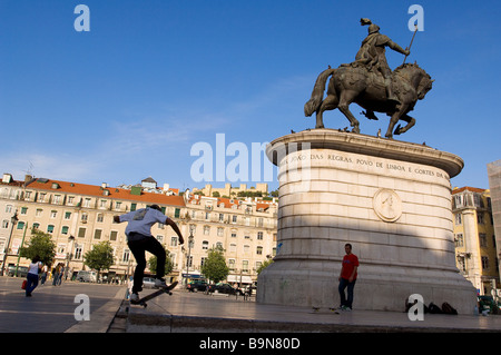 Portugal, Lissabon, die Baixa, Rossio, Praça da Figueira mit Castelo de São Jorge im Hintergrund Stockfoto