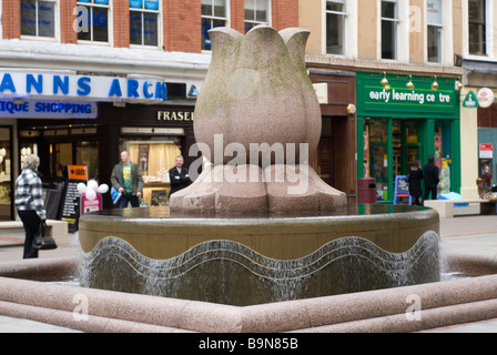 Wasser-Brunnen im Zentrum von St.Ann Platz Manchester UK Stockfoto