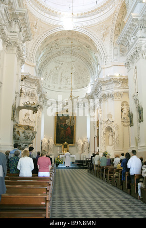 Innenansicht der St. Peter und St. Paul-Kirche in Vilnius, Litauen, während eine Masse Zeremonie. Stockfoto