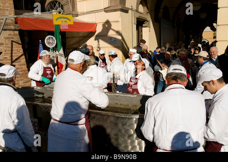 Die größte Zampone der Welt Verarbeitung riesiger Zampone Castelnuovo Rangone Modena Italien Stockfoto