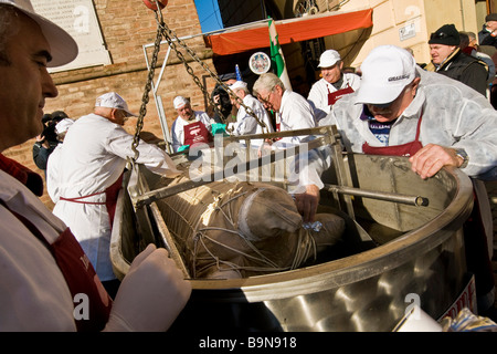 Die größte Zampone der Welt Verarbeitung riesiger Zampone Castelnuovo Rangone Modena Italien Stockfoto