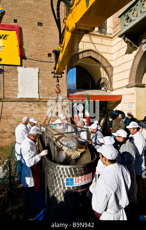 Die größte Zampone der Welt Verarbeitung riesiger Zampone Castelnuovo Rangone Modena Italien Stockfoto