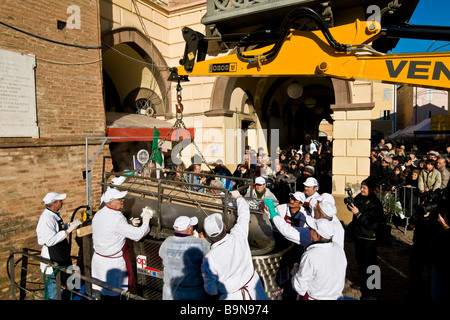 Die größte Zampone der Welt Verarbeitung riesiger Zampone Castelnuovo Rangone Modena Italien Stockfoto