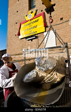 Die größte Zampone der Welt Verarbeitung riesiger Zampone Castelnuovo Rangone Modena Italien Stockfoto