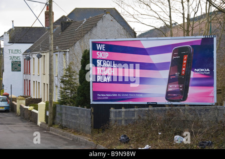 JCDecaux Werbung Reklametafel für Nokia Handy am Ende der Terrasse Häuser Blaina in South Wales Valleys UK Stockfoto