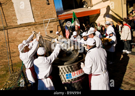 Die größte Zampone der Welt Verarbeitung riesiger Zampone Castelnuovo Rangone Modena Italien Stockfoto