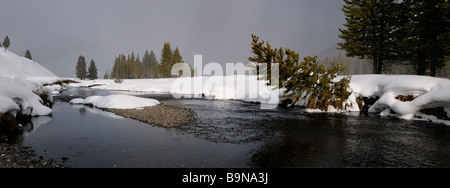 Panorama von Soda Butte Creek während eines Schneefalls im Winter im Yellowstone National Park in Wyoming USA Stockfoto