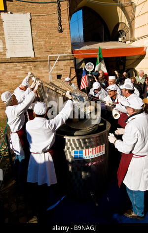 Die größte Zampone der Welt Verarbeitung riesiger Zampone Castelnuovo Rangone Modena Italien Stockfoto