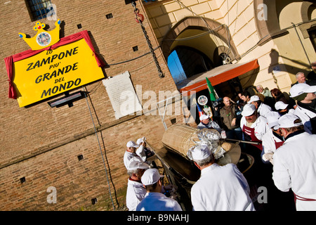 Die größte Zampone der Welt Verarbeitung riesiger Zampone Castelnuovo Rangone Modena Italien Stockfoto