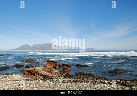 Das Wrack von einem taiwanesischen Fischerboot auf der Küste von Robben Island mit Blick auf Kapstadt und den Tafelberg Stockfoto