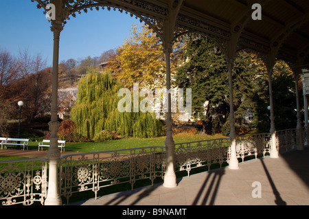 Blick durch die Kolonnade in Karlovy Vary Garten und Thermenhotel in Backgound. Tschechische Republik. Stockfoto