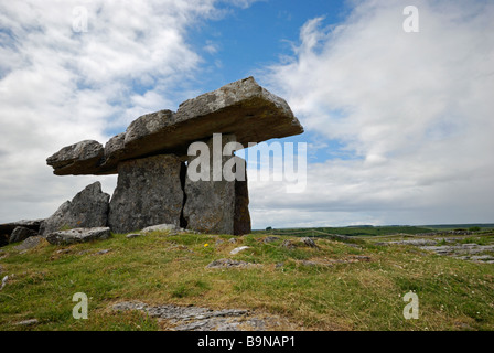 Poulnabrone Durchgang Grab. Der Burren, Co. Clare, Irland Stockfoto