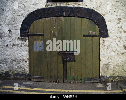 Tor in Giebelseite des Plumpsklo Carlingford Co. Louth, Irland Stockfoto