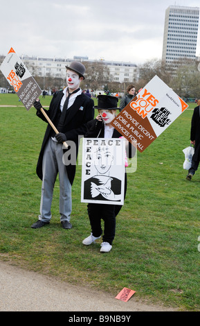 Clowns auf setzen People First March, London 28. März 2009, protestieren auf Klimawandel und Arbeitslosigkeit vor G20-Gipfel Stockfoto