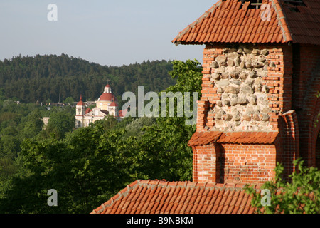 St. Peter und St. Paul Kirche in Vilnius, Litauen, betrachtet von der Burgruine am Gediminas Hügel. Stockfoto