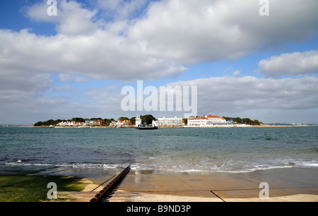 SANDBANKS, DORSET, Großbritannien - 14. MÄRZ 2009: Helling für eine Kettenfähre durch den Hafen von Poole mit Kette und Blick auf das Ziel im Hintergrund Stockfoto