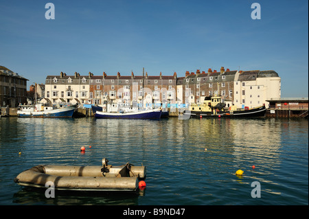 WEYMOUTH, DORSET, UK - 03.15.2009: Blick über den alten Hafen mit Booten und Häusern an einem sonnigen Tag im Sommer Stockfoto