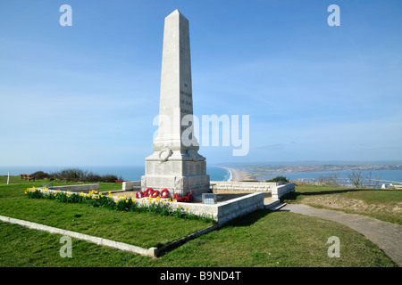 PORTLAND, DORSET, Großbritannien - 15. MÄRZ 2009: Portland war Memorial mit Blick auf Chesil Beach Stockfoto