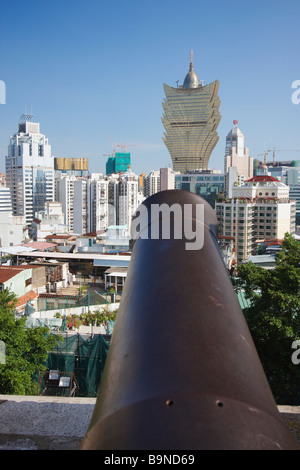 Kanone auf Monte Fort mit Grand Lisboa Casino im Hintergrund, Macau Stockfoto