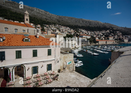 Alten Hafen von Dubrovnik angesehen von der Stadtmauer, Kroatien Stockfoto