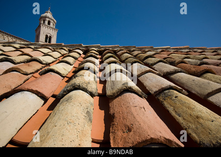 Dachziegel - einige neue, einige alte, in der Altstadt von Dubrovnik, Kroatien Stockfoto