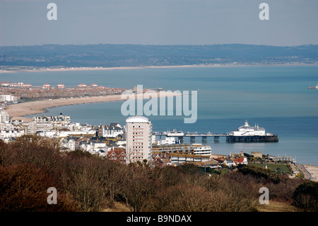 Ein Blick nach unten über Eastbourne von den nahe gelegenen Dünen bei Beachy Head UK Stockfoto