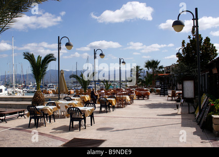 IM FREIEN ESSEN IM MALERISCHEN HAFEN VON LAKKI (LATSI) AUF DER INSEL ZYPERN. Stockfoto