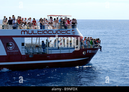 Die Exciment unter den Touristen auf dem Delphin Suche Boot, Puerto Rico, Gran Canaria, Kanarische Inseln, Spanien, Europa. Stockfoto