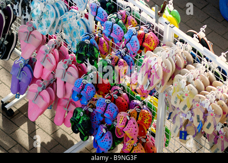 Bunte Flip-Flops, Sandalen und Clogs zum Verkauf Stockfoto