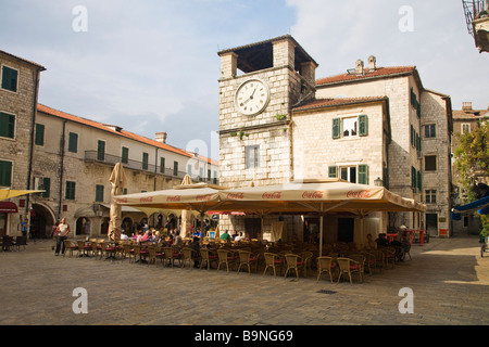 Clock Tower und Restaurants auf dem Hauptplatz in der alten Stadt Kotor Montenegro Europa Stockfoto