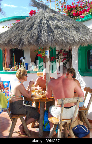 Gruppe Essen im Restaurant im Freien, Playa de Papagayo, Papagayo, Lanzarote, Kanarische Inseln, Spanien Stockfoto