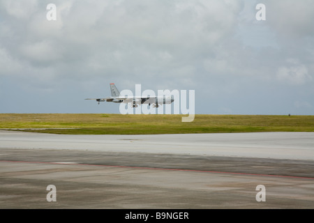 B 52-Langstrecken-Bomber Landung bei Anderson Air Force base auf Guam Stockfoto