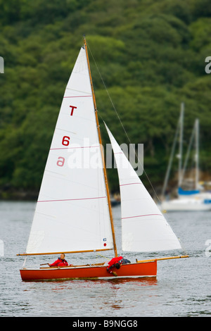 Troy Klasse Segelschiff im Fluss Fowey Mündung Köpfe heraus zum Meer. Stockfoto