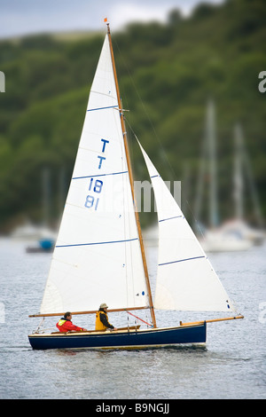 Troy Klasse Segelschiff im Fluss Fowey Mündung Köpfe heraus zum Meer. Stockfoto