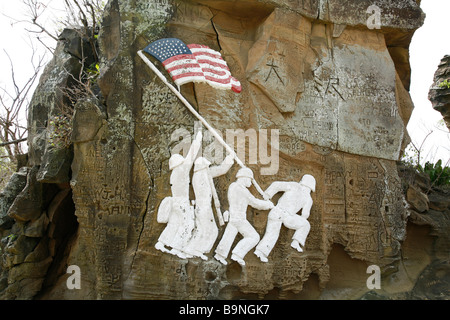 Nachbildung des Joe Rosenthal Foto von der Anhebung der Flagge auf Iwo Jima geschnitzt in den Felsen auf Iwo Jima Stockfoto