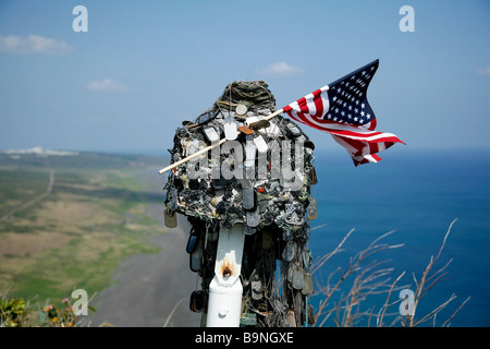 Amerikanische provisorischen Gedenkstätte auf Mt Suribachi, Iwo Jima, bedeckt mit Erkennungsmarken und eine amerikanische Flagge amerikanische invasion Stockfoto