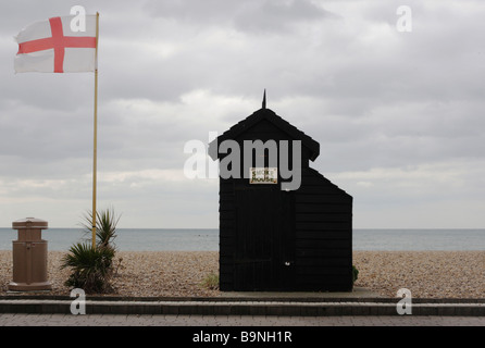 Traditionelle Räucherei für Rauchen Fische und eine England-Flagge am Strand von Brighton Stockfoto