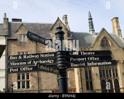 Wegweiser im Durham City Market Place mit Wegbeschreibungen zu den verschiedenen Sehenswürdigkeiten Stockfoto