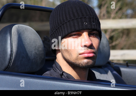 Junge Profi-Fußballer Ben Fairclough Cabrio fahren. Stockfoto