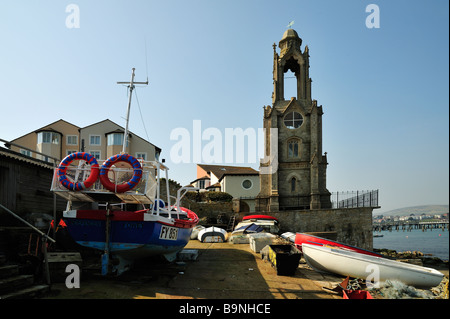 SWANAGE, DORSET, Großbritannien - 21. MÄRZ 2009: Boote zogen am Strand vor der Wellington Clock an Stockfoto